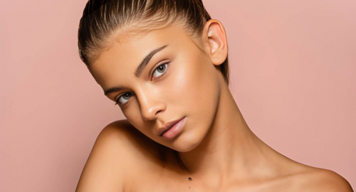 Beauty look di fine estate 2026: blush, glitter e nuovi tagli